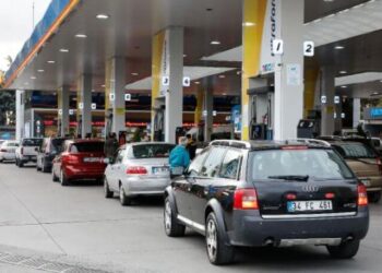 Akaryakıt istasyonlarında kuyruk! Büyük zam öncesi akın ettiler