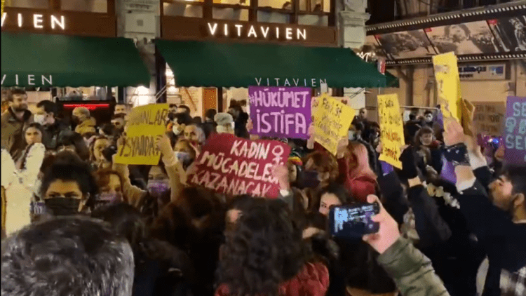 Kadınlar ve LGBTİ+lar Tünel’de toplanmaya başladı