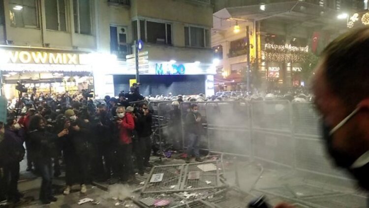 Kadınlar ve LGBTİ+’lere Taksim’de biber gazlı müdahale