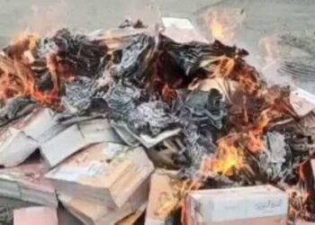 Bakanlığın dağıttığı kitaplar toplatılıp yakıldı