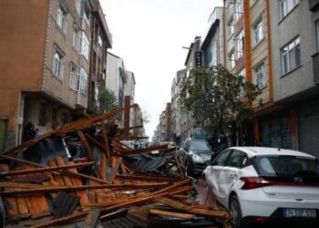İstanbul’daki lodos can aldı: Çatılar uçtu, TIR devrildi