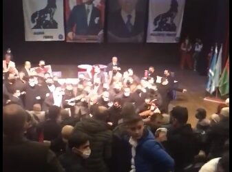 Alparslan Türkeş anma töreninde kan döküldü: 50 kişilik grup salonu bastı