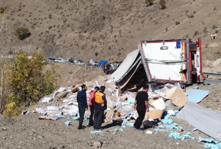 Türk TIR’ı kaza yaptı! Koliler yağmalandı