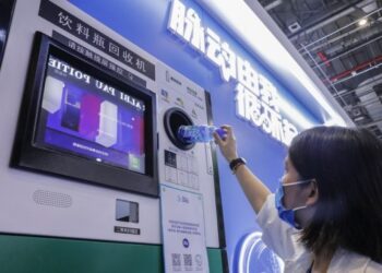 CIIE’deki akıllı makine, geri dönüştürülmüş plastik şişelerden ceket yapıyor