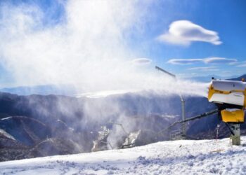 Yanqing’deki Ulusal Alp Disiplini Kayak Merkezi’nde kar yapımı başladı