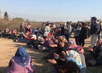 İş makineleri köye girmesin diye cenaze namazı nöbet alanında yapıldı