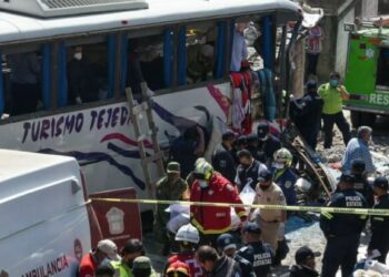 Meksika’da yolcu otobüsü eve çarptı: Çok sayıda ölü ve yaralı var