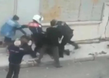 İzmir’de korna çalan kişiyi tekmeleyen polis görevden uzaklaştırıldı