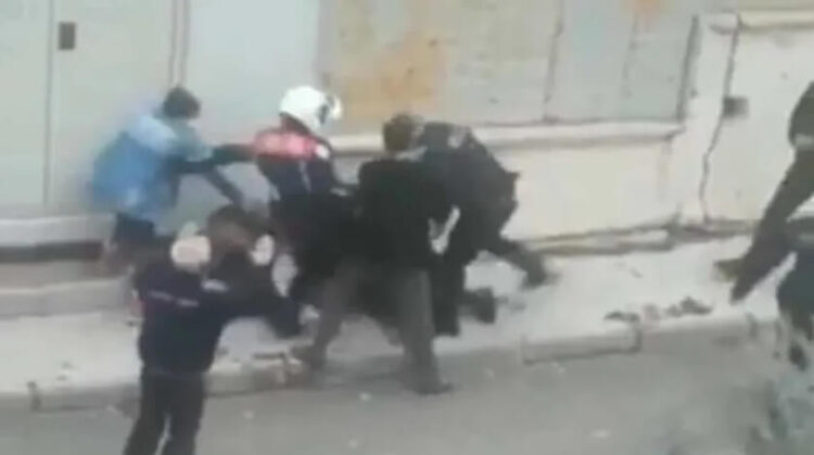 İzmir’de korna çalan kişiyi tekmeleyen polis görevden uzaklaştırıldı