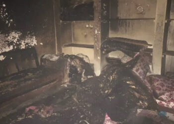 Evi yakan oğlundan kaçtı, ölüme komşuda yakalandı