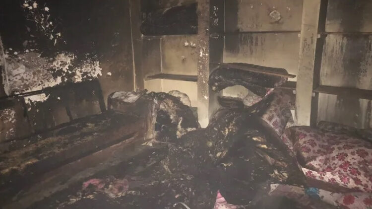 Evi yakan oğlundan kaçtı, ölüme komşuda yakalandı