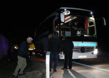 Otomobilin sıçrattığı taş otobüsteki yolcunun kafasını kırdı