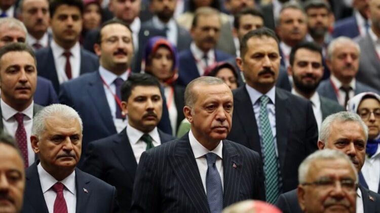 AKP’de moralleri bozan iki gelişme