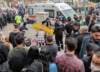 Onuncu kattan atlayan kadın caddede yürüyen vatandaşın üzerine düştü