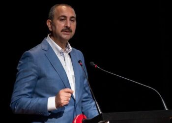 Adalet Bakanı Gül’den gençlere: Aklınızı kiraya vermeyin