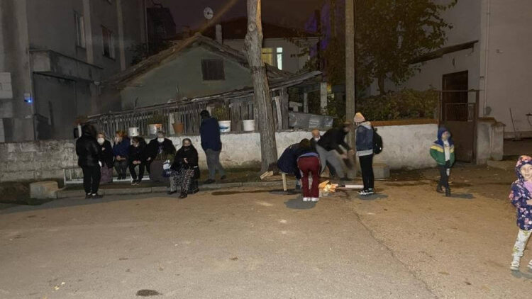 Deprem sonrası vatandaşların gergin bekleyişi sürüyor