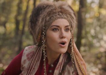 Fahriye Evcen’in ablası benzerliğiyle görenleri şaşırttı