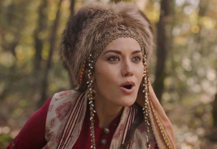 Fahriye Evcen’in ablası benzerliğiyle görenleri şaşırttı