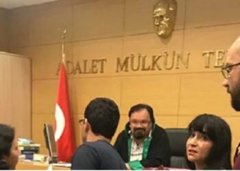 Etek boyu ölçen hakime yer değiştirme cezası