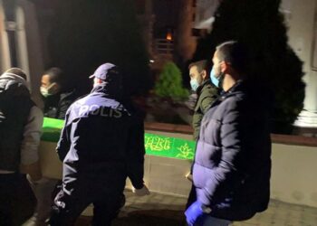 Önce anne ve babasını öldürdü, sonra da kendi yaşamına son verdi