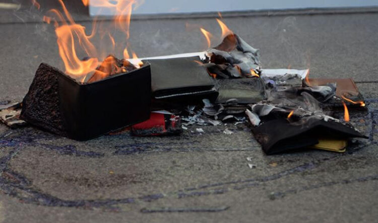 ‘Para yok’ dediler, cüzdanlarını yaktılar