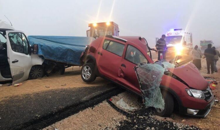 Okul servisiyle iki otomobil çarpıştı: Ölü ve yaralılar var