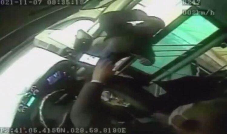 İETT otobüsünde dehşet anları: Ruhsat hayatını kurtardı