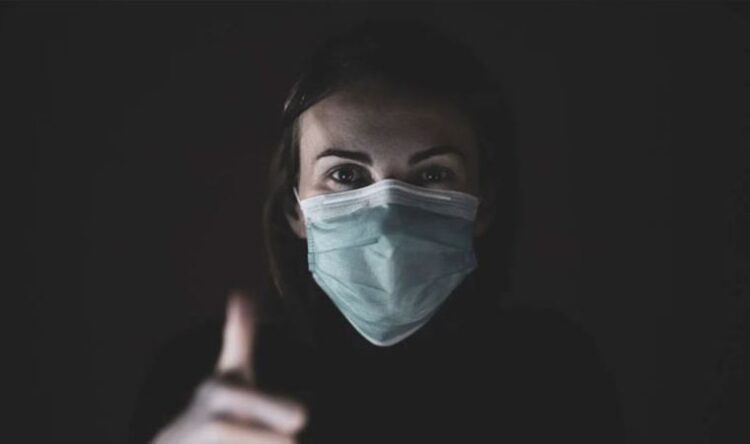 İki saatten fazla kullanılan maskeleri inceledi, gördüklerine inanamadı