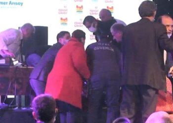 Sahnede geçirdiği kalp krizi sonrası yaşamını yitirdi