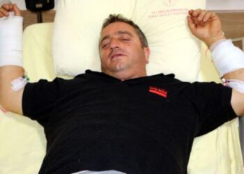 Ayı saldırısından güreşerek kurtuldu
