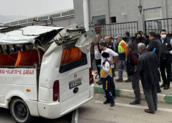 Uçaklar iniş yapamadı, çatılar uçtu