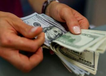 Piyasalarda dolar krizi: Birçok ürünün satışı durduruldu