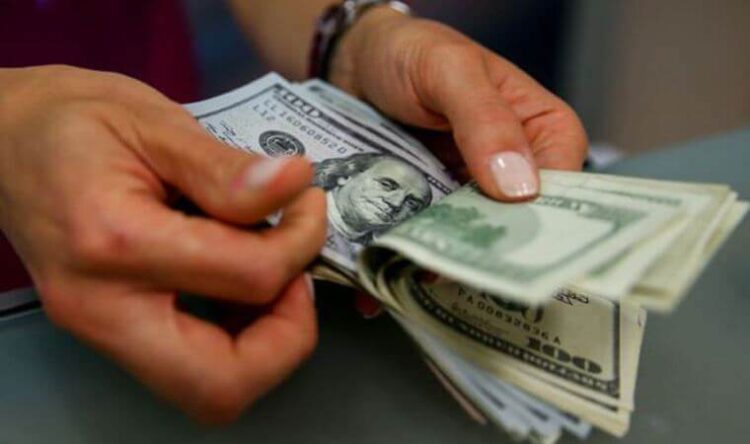 Piyasalarda dolar krizi: Birçok ürünün satışı durduruldu