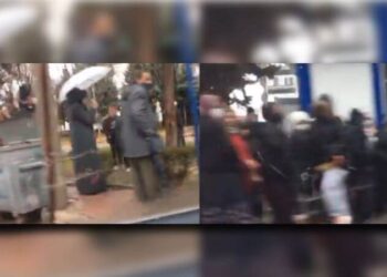 Yağmur altında metrelerce ekmek kuyruğu