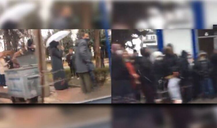 Yağmur altında metrelerce ekmek kuyruğu