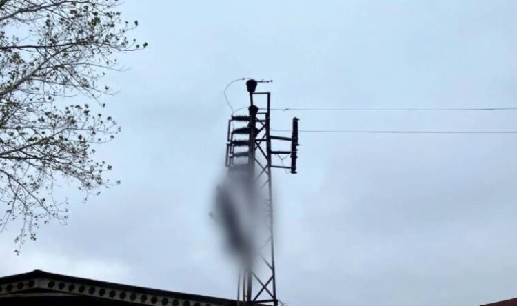 Elektrik direğine asılı bir erkek cesedi bulundu