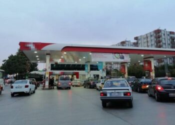 Akaryakıt istasyonlarında zam kuyruğu