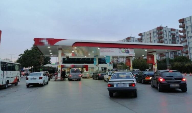 Akaryakıt istasyonlarında zam kuyruğu