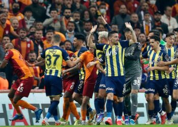 Galatasaray-Fenerbahçe maçında gerginlik çıktı