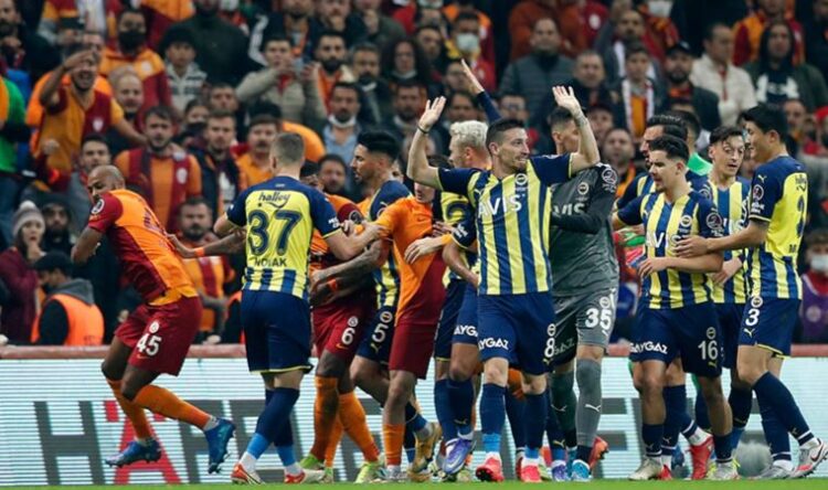 Galatasaray-Fenerbahçe maçında gerginlik çıktı