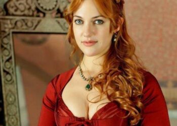 Meryem Uzerli’nin dekolteli pozlarına takipçilerinden tepki