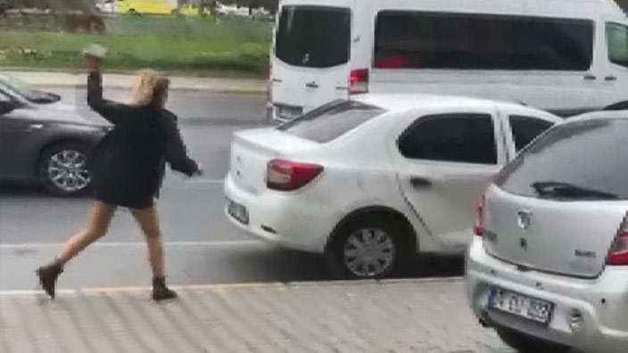 Tartıştığı eşinin aracını parçaladı