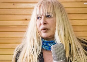 Sanatçı Zerrin Özer hastaneye kaldırıldı