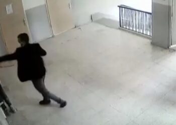 Öğrencisini yumruklayıp boğazını sıkan öğretmen serbest bırakıldı