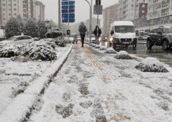 İstanbul’da kar yağışı başladı: Kent beyaza büründü