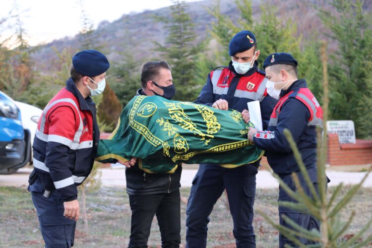 Çöplükte bulunan bebek kafasına vurularak öldürülmüş