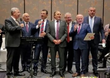 Belediye başkanları hep beraber türkü söyledi