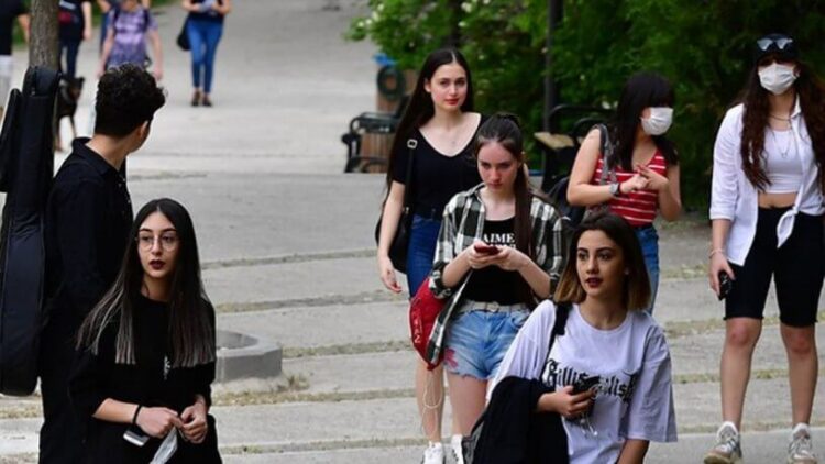 İktidar ‘Z kuşağı’nın isyanını görmezden geldi: ‘Yine AK Parti’yi tercih edecekler’