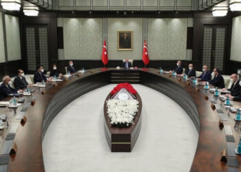 Canlı yayında ‘kabine değişiyor’ iddiası: Erdoğan, not alınan isimlerin biletini kesti!