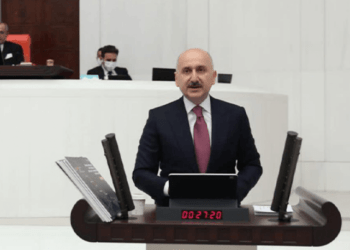 Bakan Karaismailoğlu kürsüde evraklarını bırakınca tepki çekti